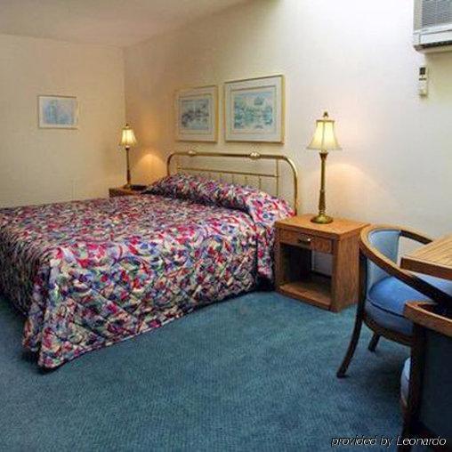 Shawano Four Seasons Resort Room photo